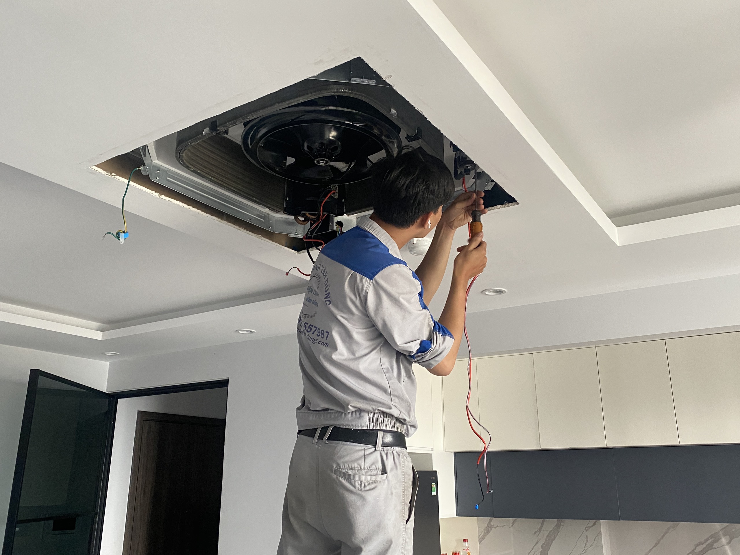 Vệ sinh máy lạnh âm trần